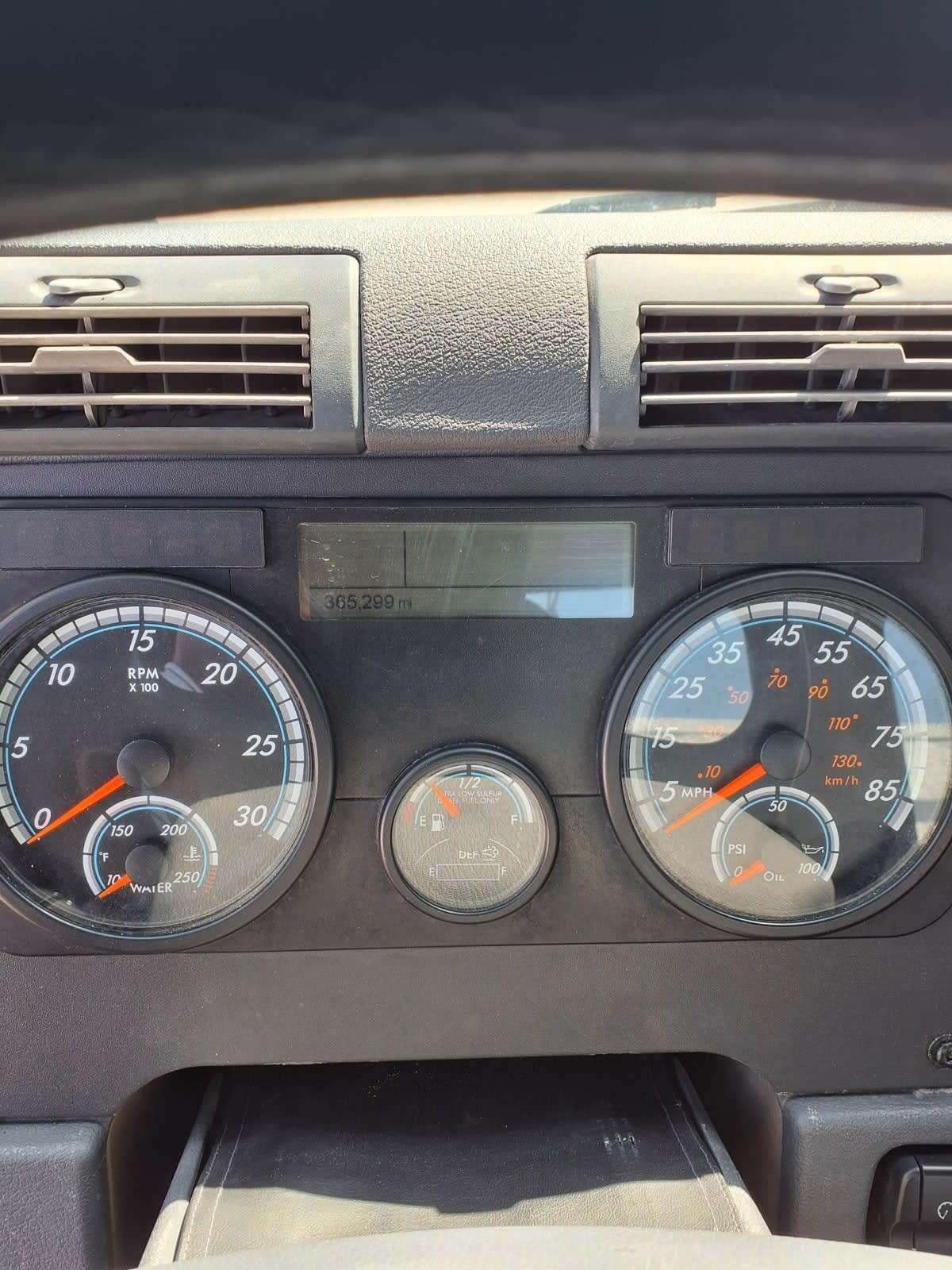 Used 2019 FREIGHTLINER Conventional - Day Cab - CASCADIA image 2