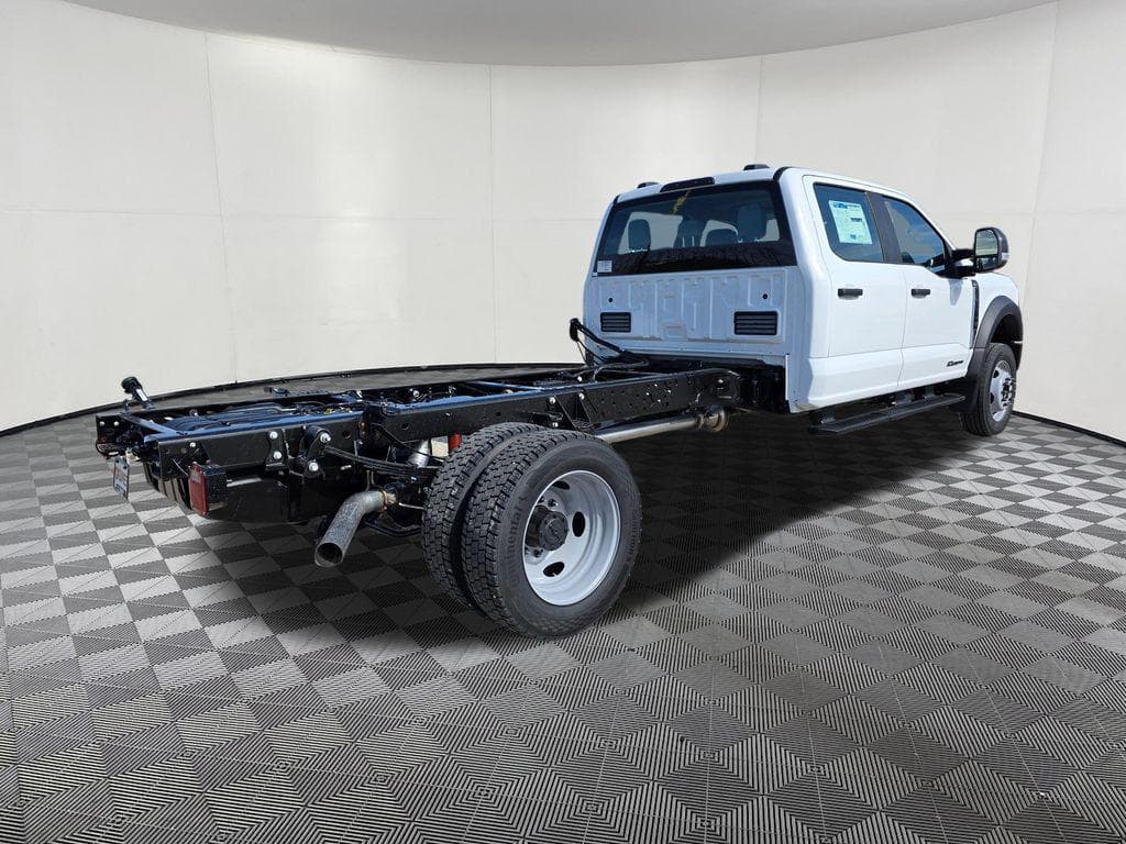 2026 Ford F-450SD XL DRW CAB CHASSIS image 8