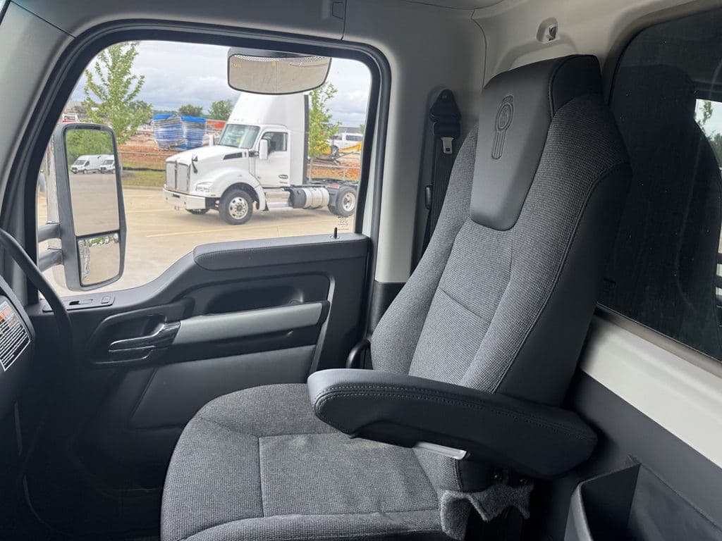 New 2026 KENWORTH T880 image 17