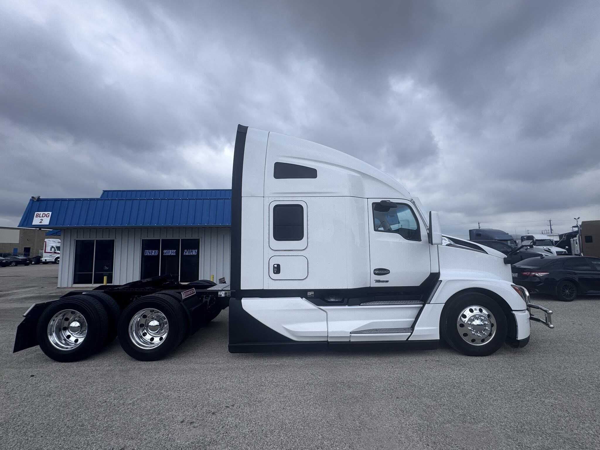 2023 Kenworth T680 image 1