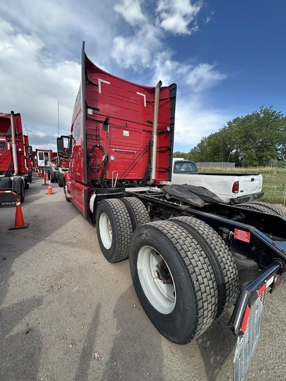 2023 Volvo VNL64T760 image 4