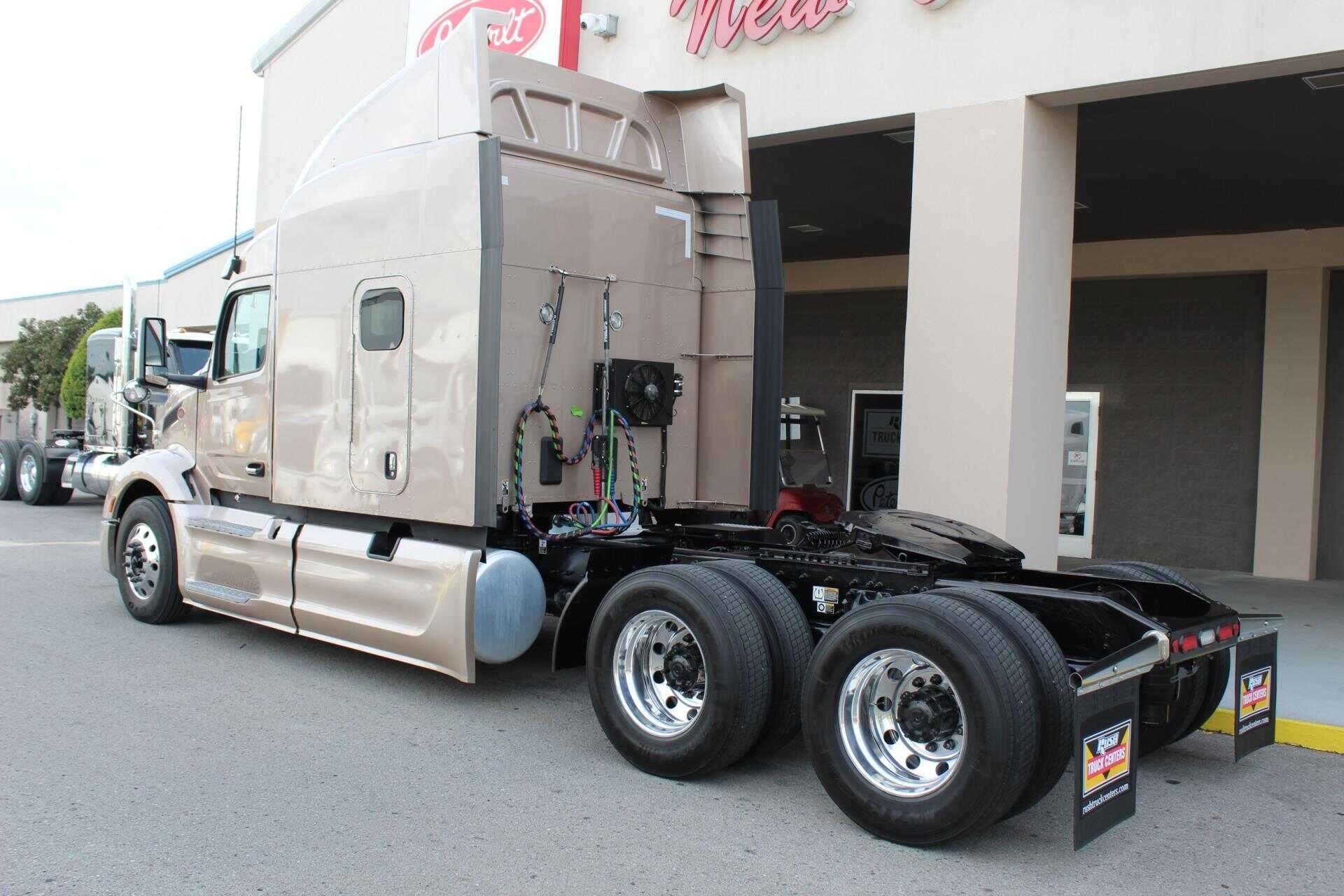 2023 Peterbilt 579 image 3