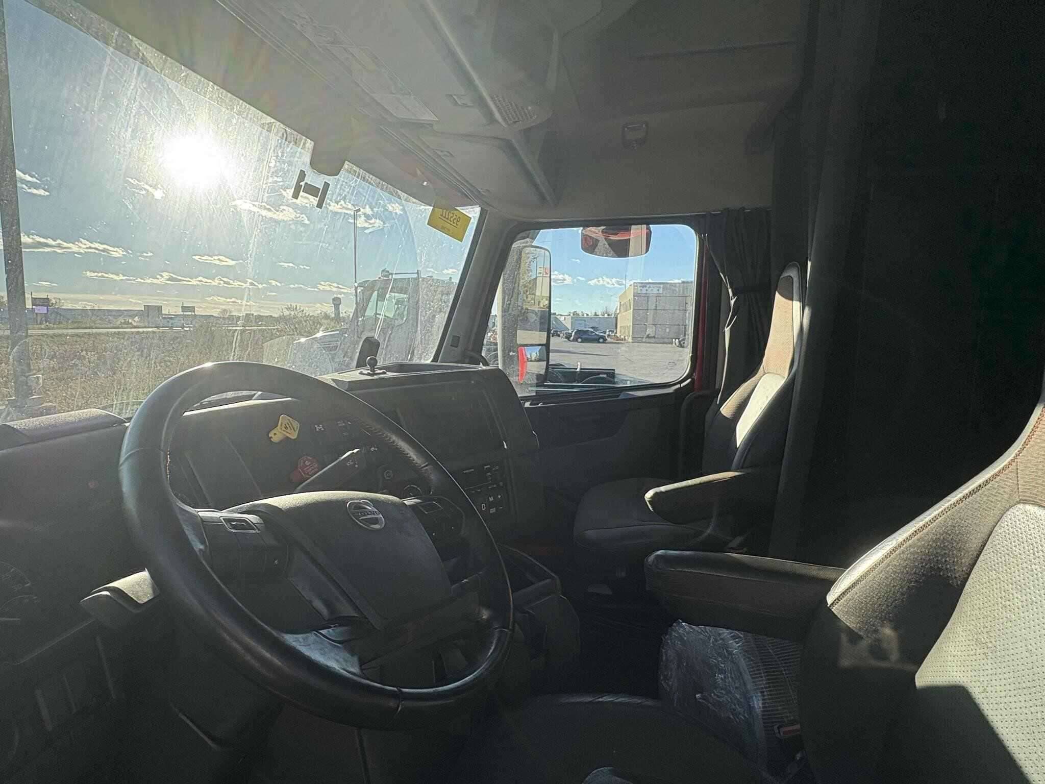 2022 Volvo VNL image 5