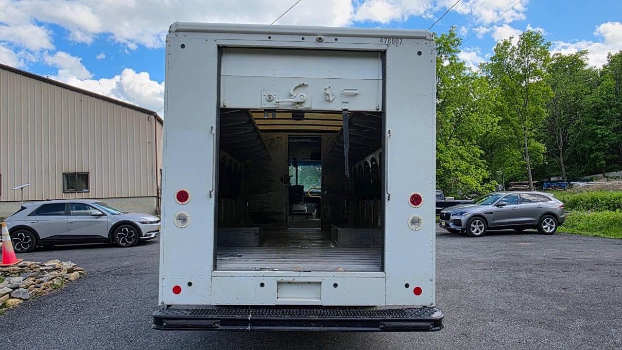 2021 Ford Stripped Chassis image 11
