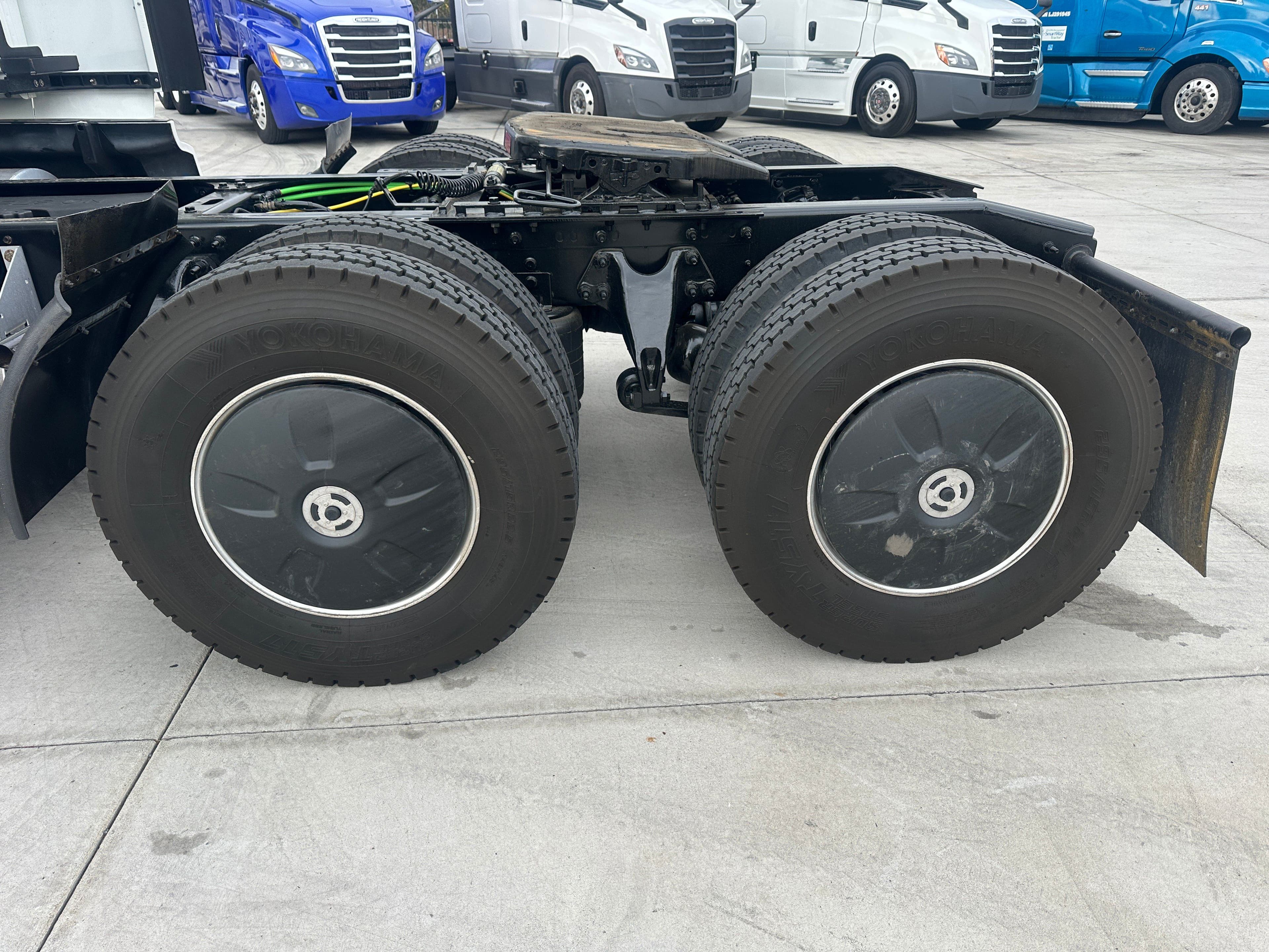 2022 International LT image 14