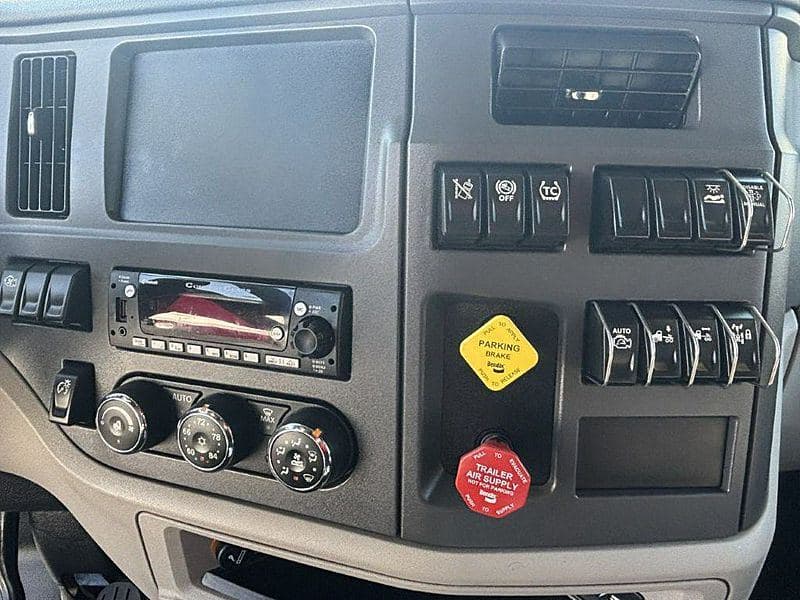 2024 Peterbilt 579 image 16