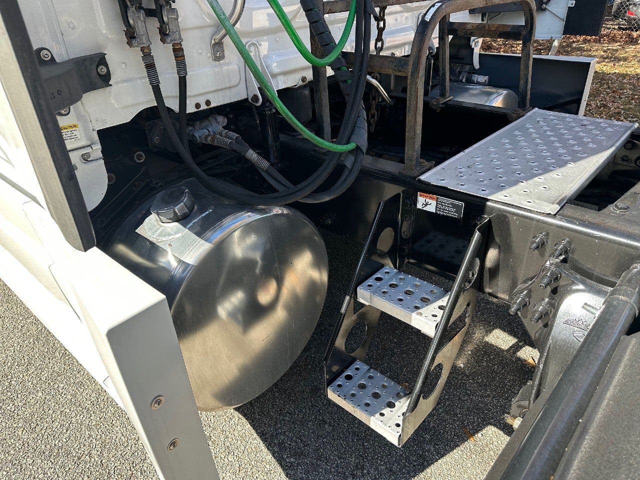 2019 Freightliner Cascadia 126 image 12