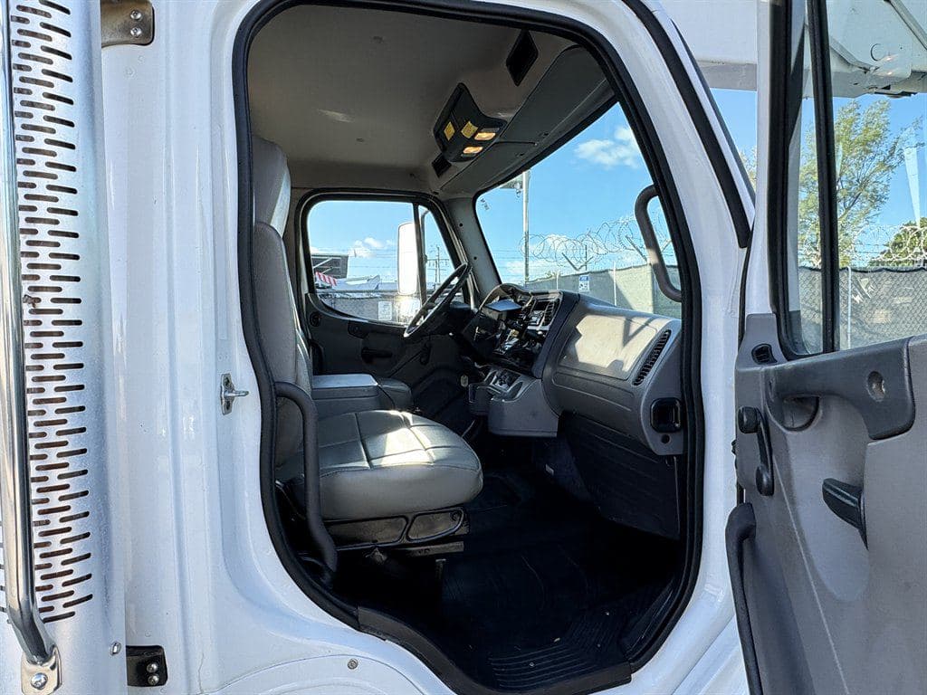 2015 Freightliner M2 106 image 48