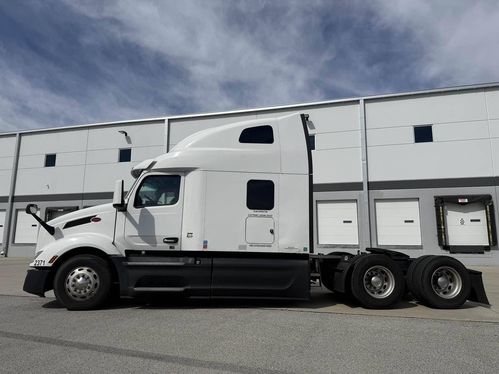 2023 Peterbilt 579 image 2