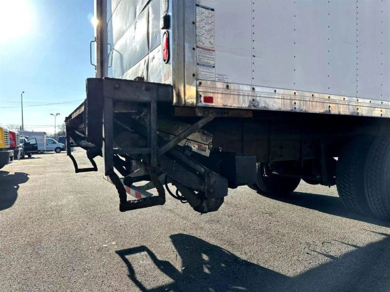 2018 Hino 268 image 11