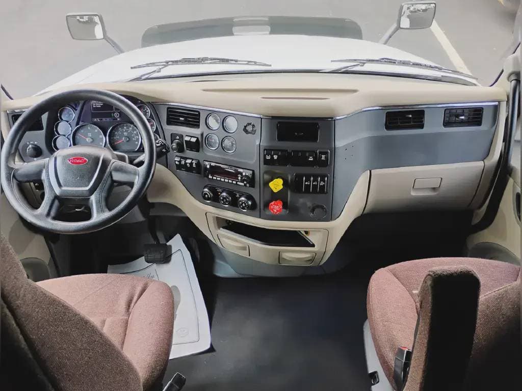 2022 Peterbilt 579 image 6
