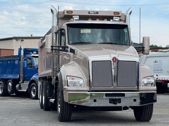 2025 Kenworth T880 image 2