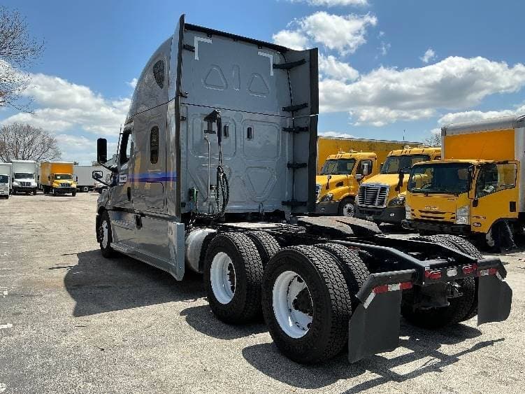 2023 Freightliner Cascadia 126 image 3
