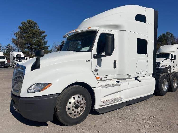 2022 International LT625 image 3