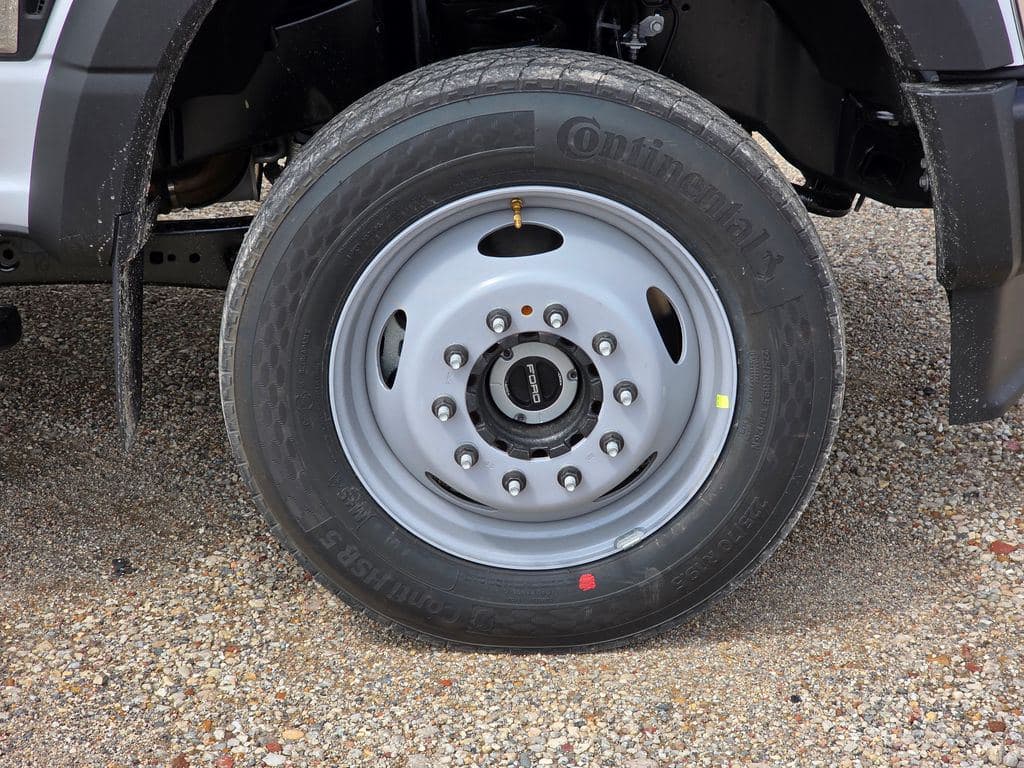 2026 Ford F-450SD XL DRW CAB CHASSIS image 11