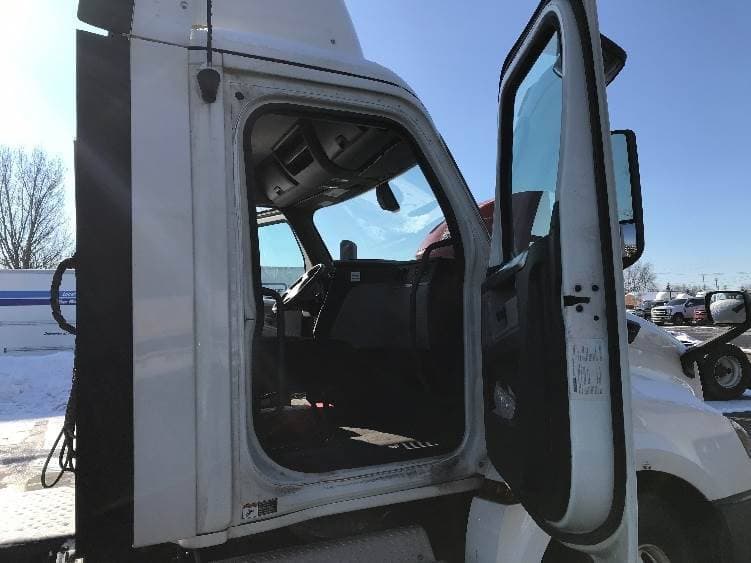 2019 Freightliner Cascadia 126 Day Cab Truck - 435HP, 12 Speed Automatic image 12