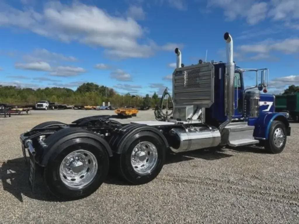 2022 Peterbilt 389 image 3