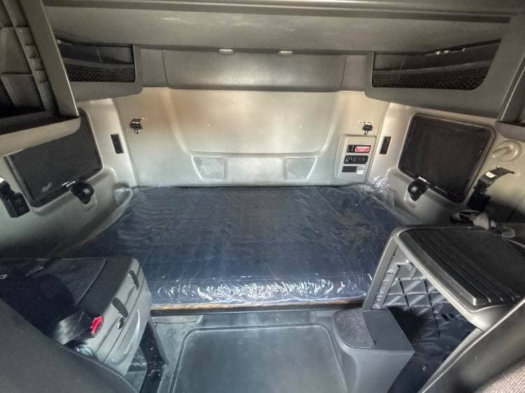 2023 International LT62F image 10