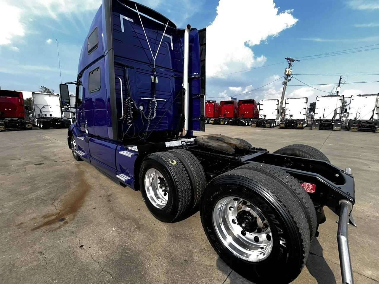 2022 Volvo VNL image 5