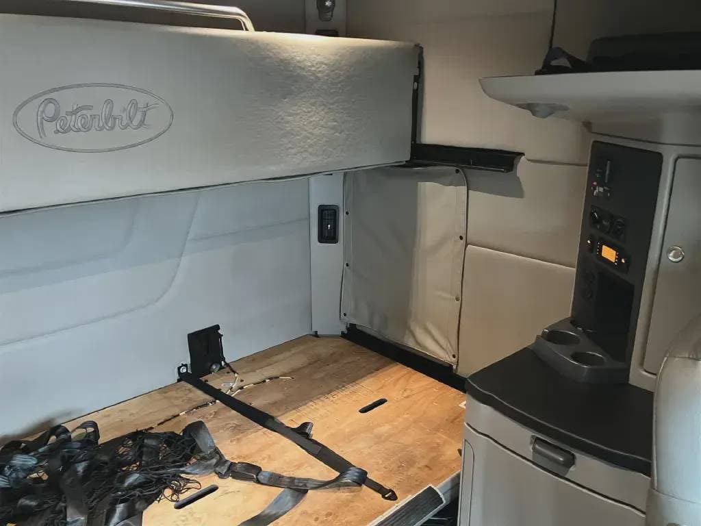 2022 Peterbilt 579 image 6