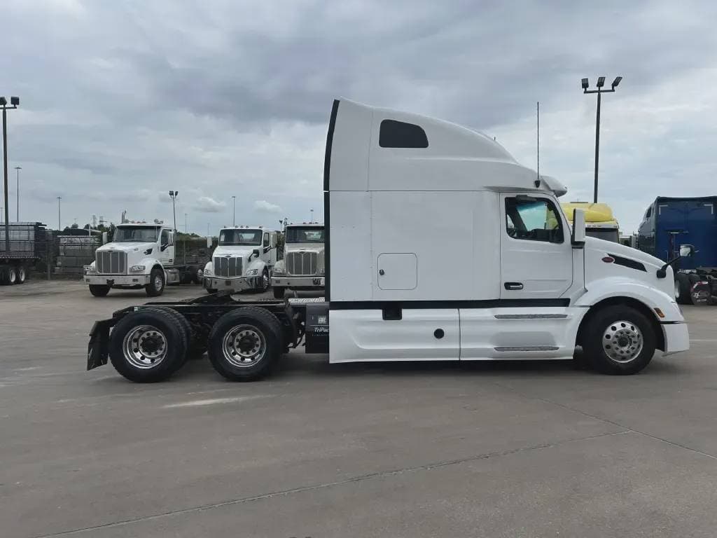 2022 Peterbilt 579 image 2