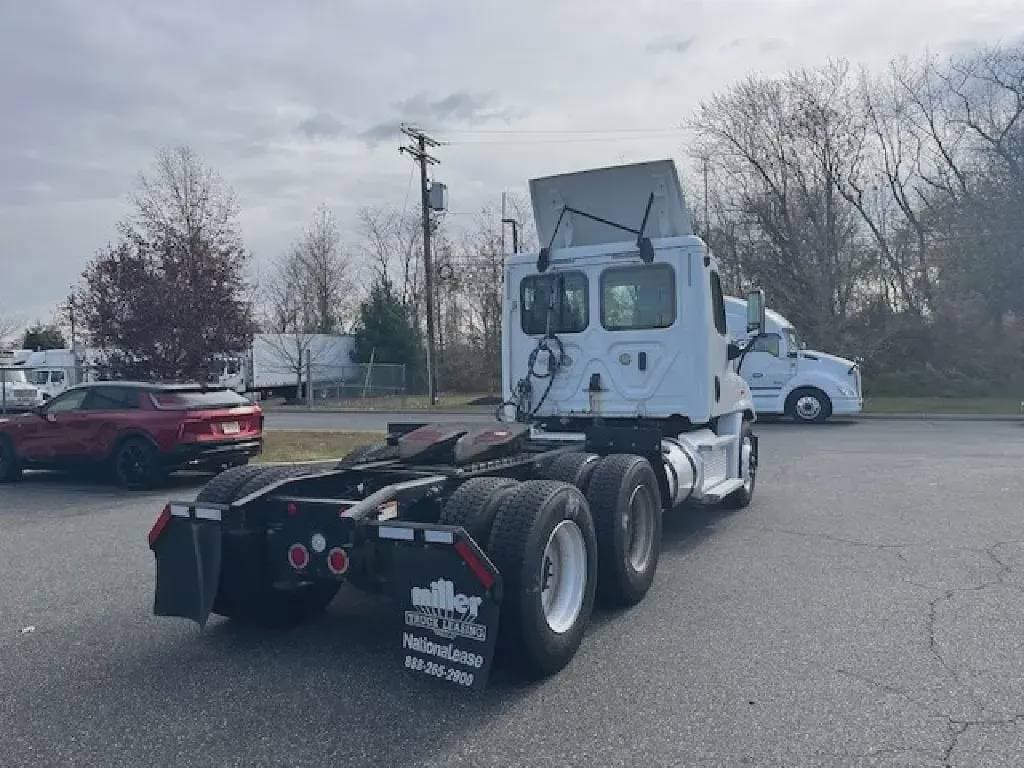 2020 Freightliner Cascadia 113 image 10