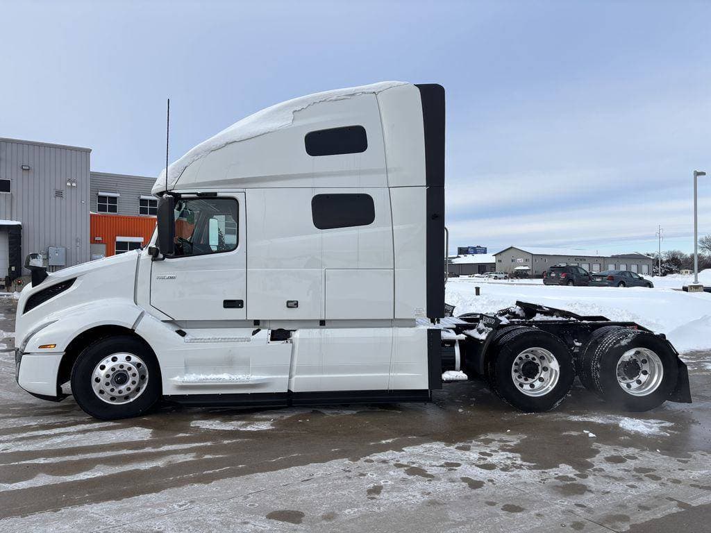 2023 Volvo VNL image 2