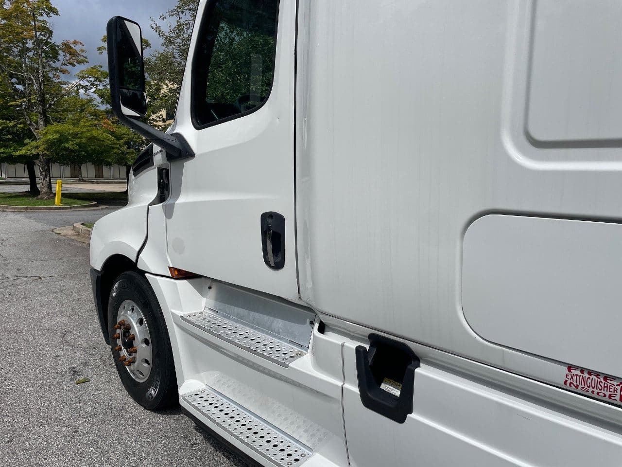 2019 Freightliner Cascadia 126 image 10