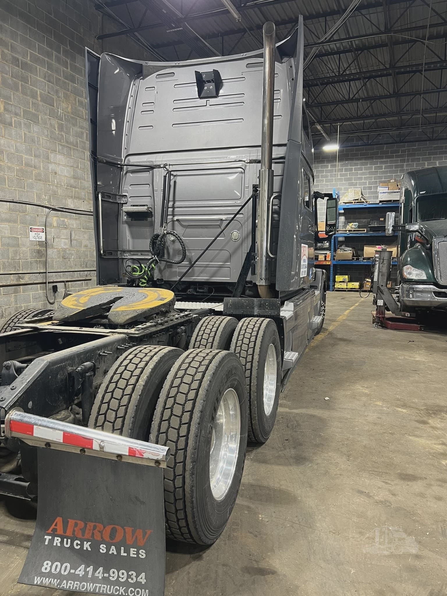 2017 Volvo VNL62T780 image 2