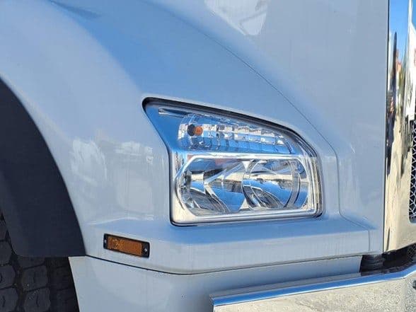 2025 Kenworth T880 image 25