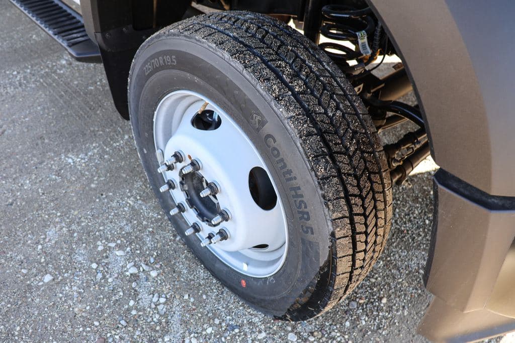 2024 Ford F-550SD XL Cab Chassis image 11