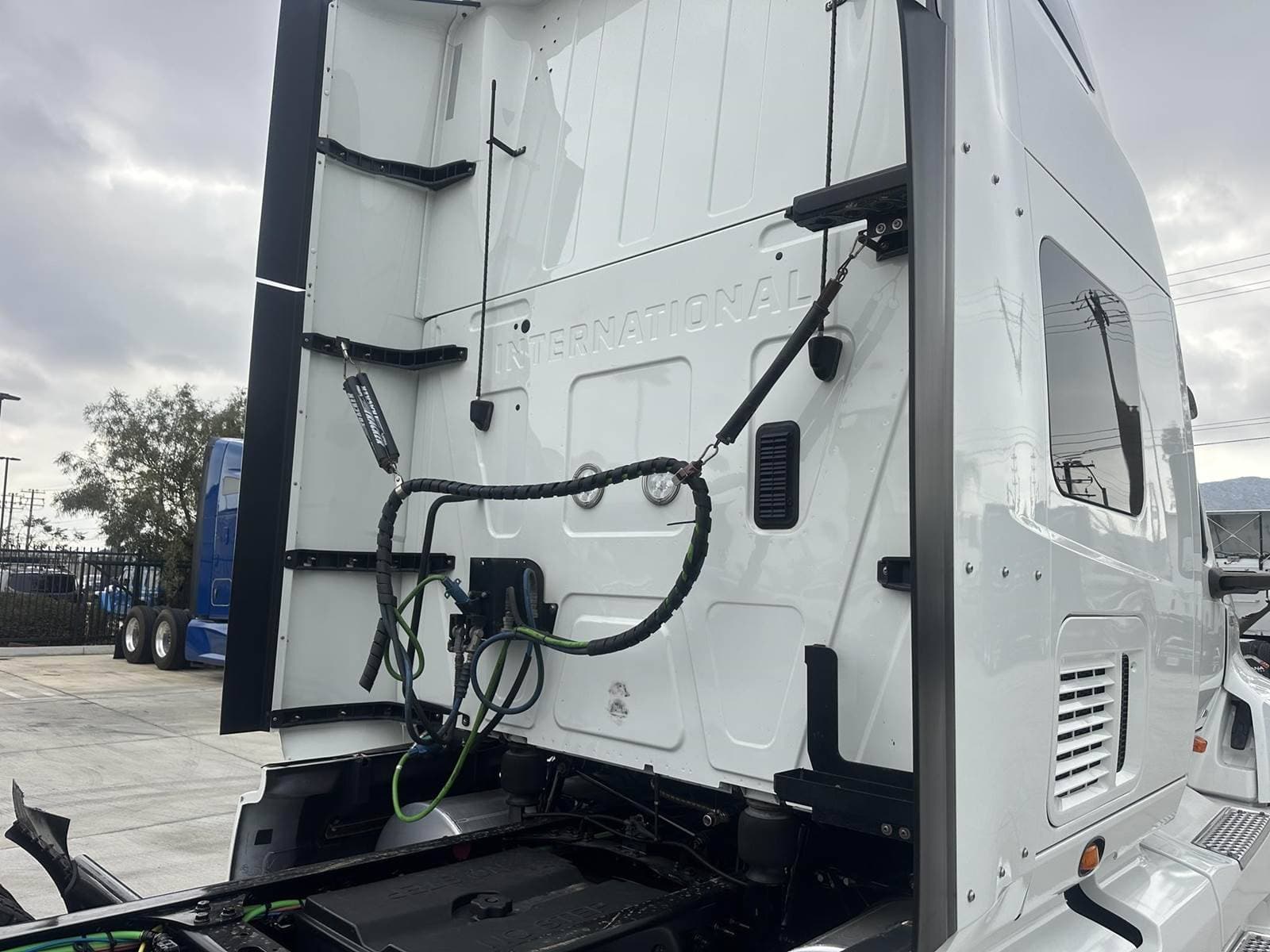 2022 International LT Sleeper Semi Truck - Raised Roof Sleeper, A26 450HP, 12 Speed Automatic image 14