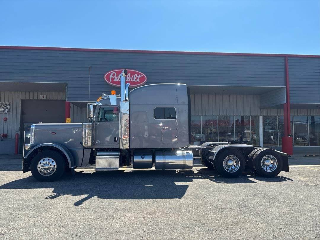 2020 Peterbilt 389 image 3
