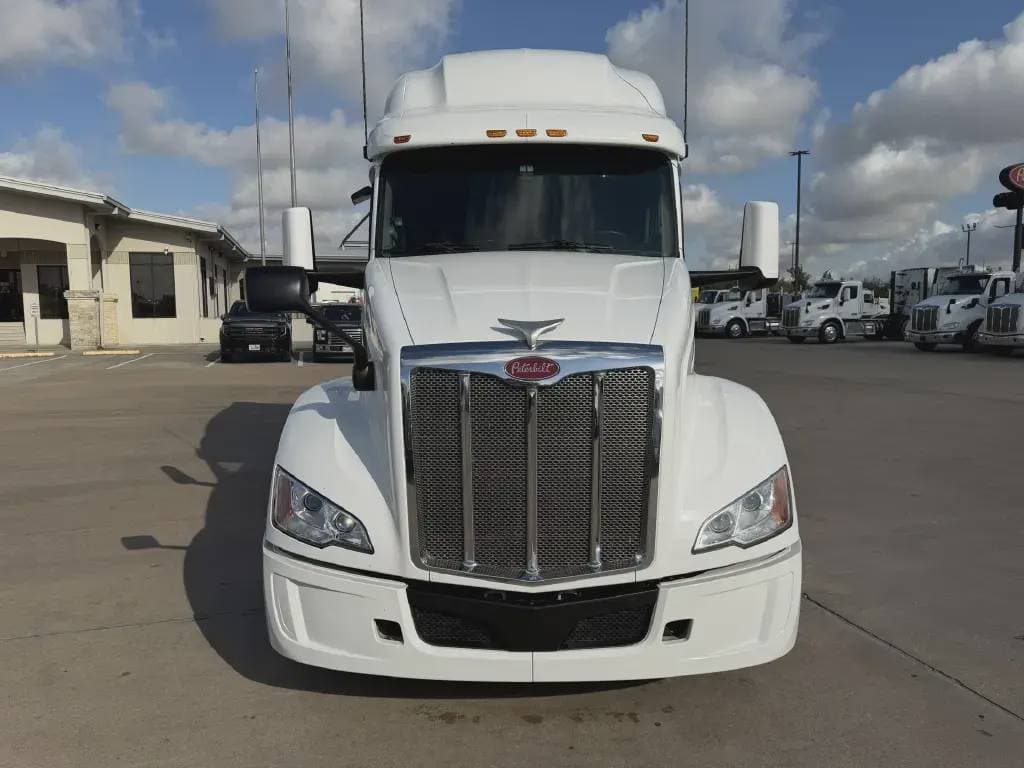 2022 Peterbilt 579 image 4