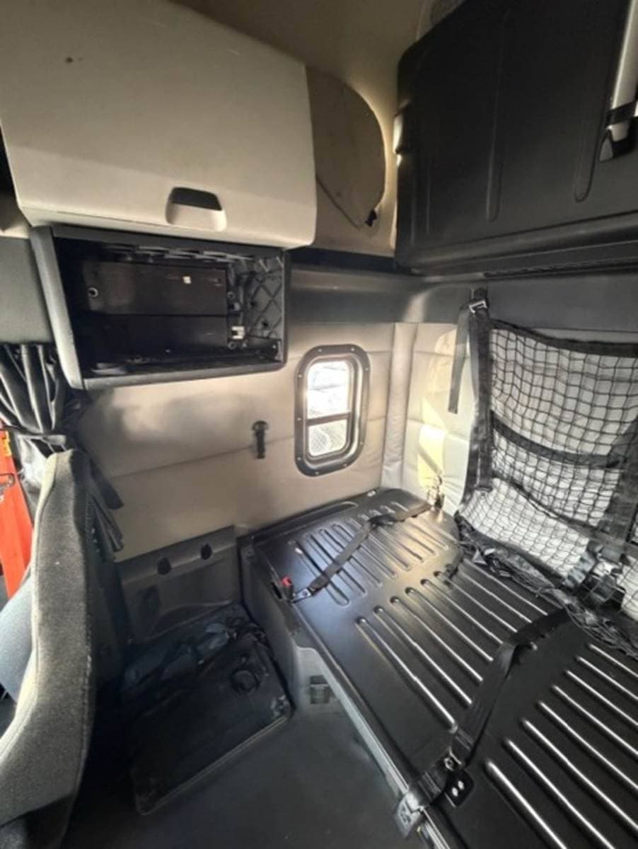 2020 Freightliner Cascadia 126 Sleeper Semi Truck - 72" Condo Sleeper, 505HP, 12 Speed Automatic image 10