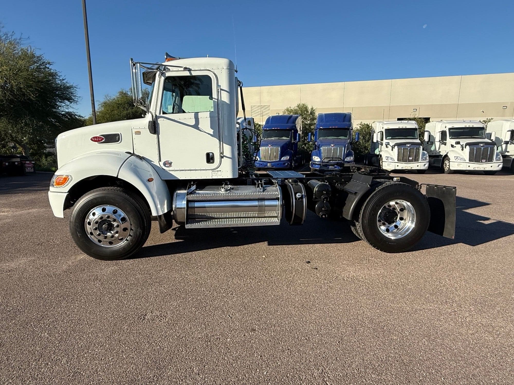 2018 Peterbilt 337 image 2