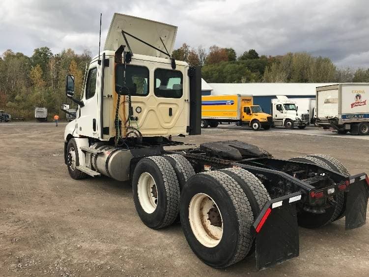 2021 Freightliner Cascadia image 11