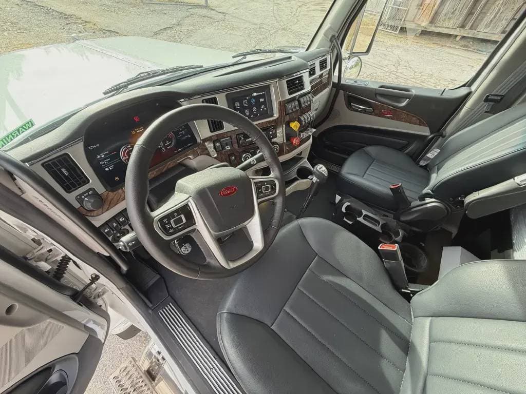2025 Peterbilt 589 image 9