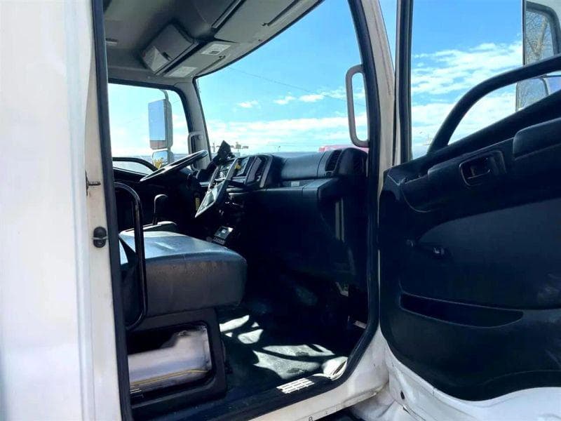 2015 Hino 268 image 12