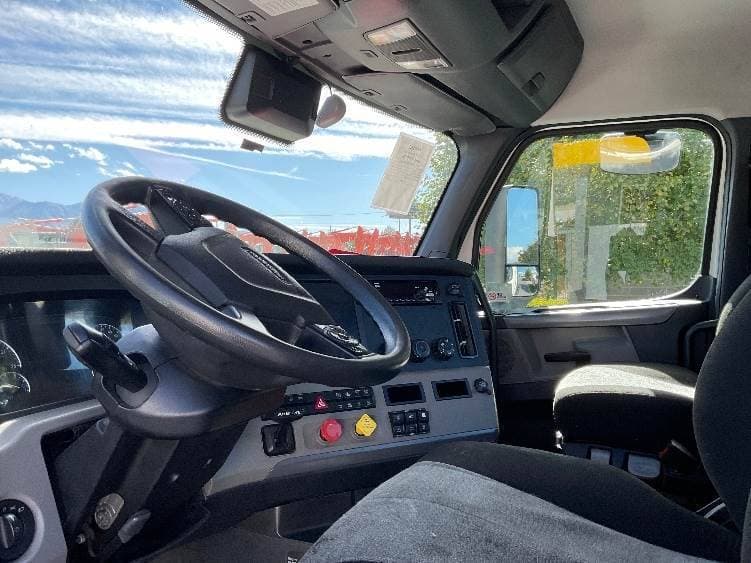 2021 Freightliner Cascadia image 9
