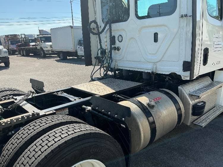 2021 Freightliner Cascadia image 3