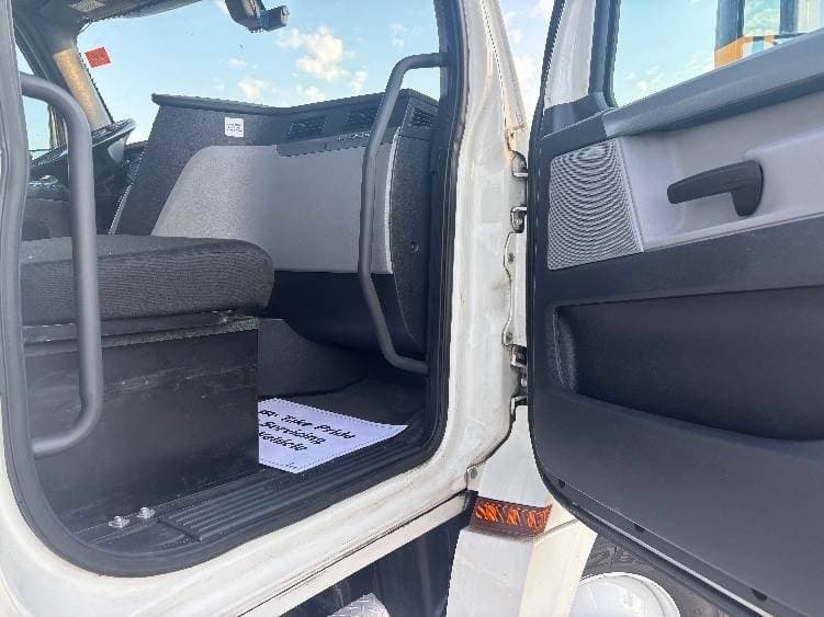 2019 Freightliner Cascadia 126 Day Cab Truck - 435HP, 12 Speed Automatic image 11