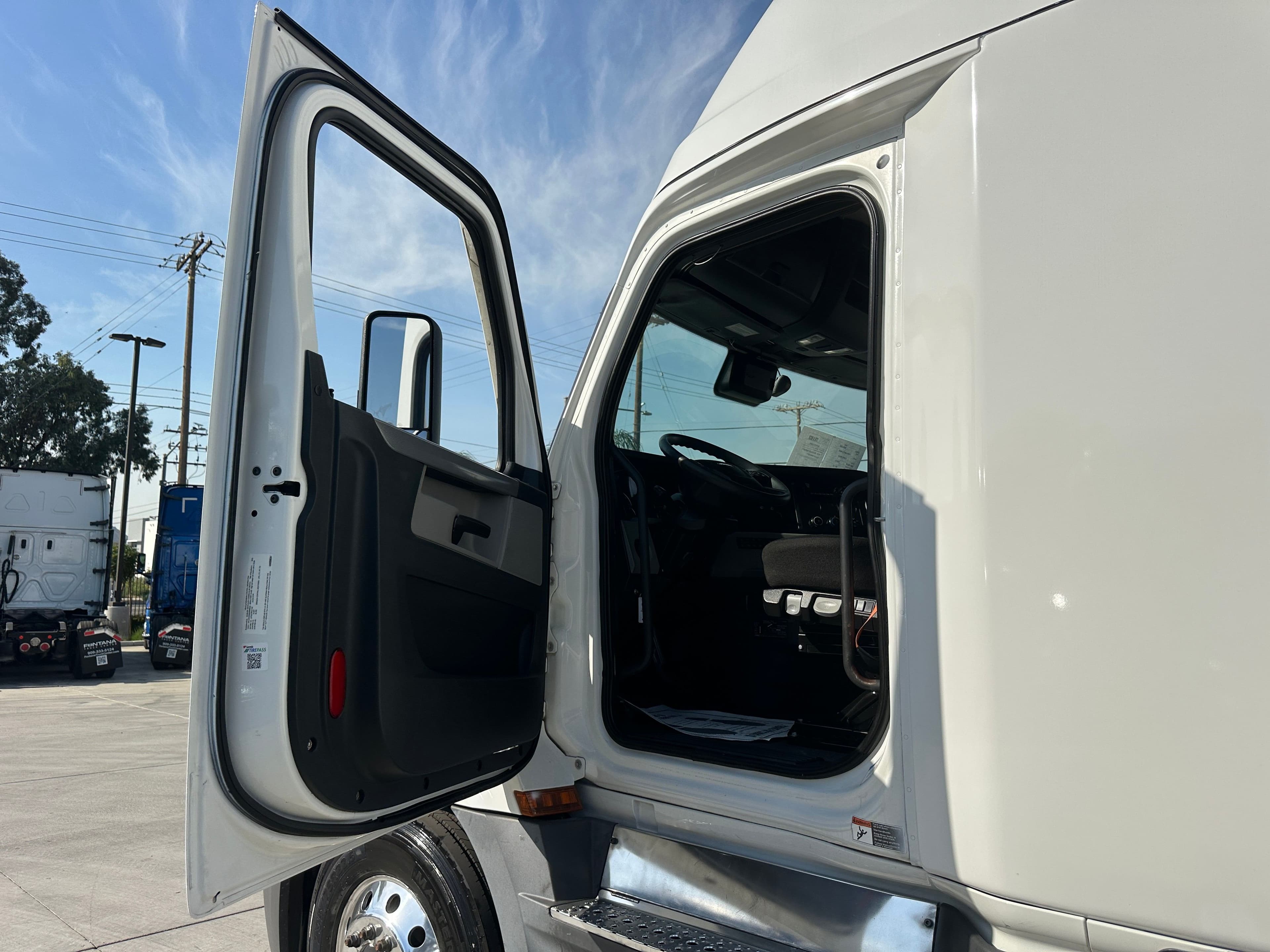 2021 Freightliner Cascadia 126 image 19