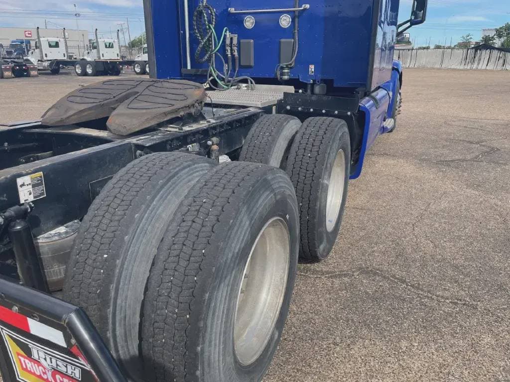 2022 Peterbilt 579 image 3