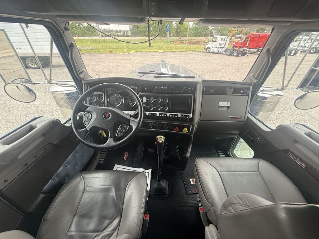 Used 2023 KENWORTH W900L image 24