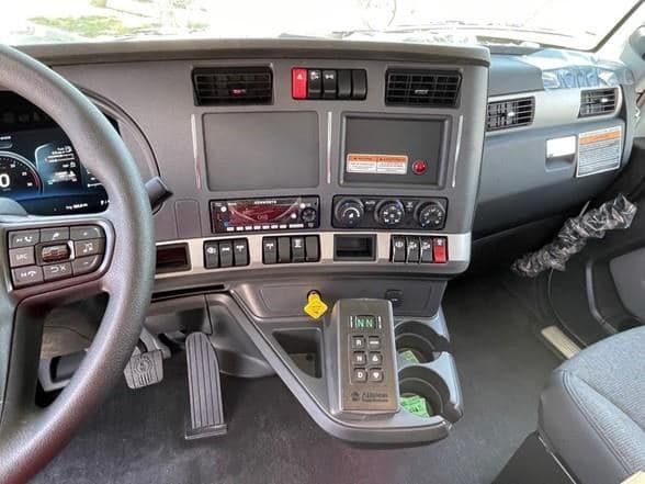 2025 Kenworth T880 image 19