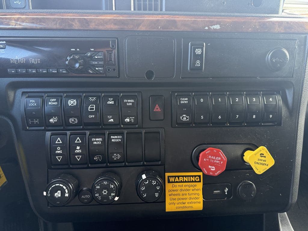 Used 2021 INTERNATIONAL LT625 image 5