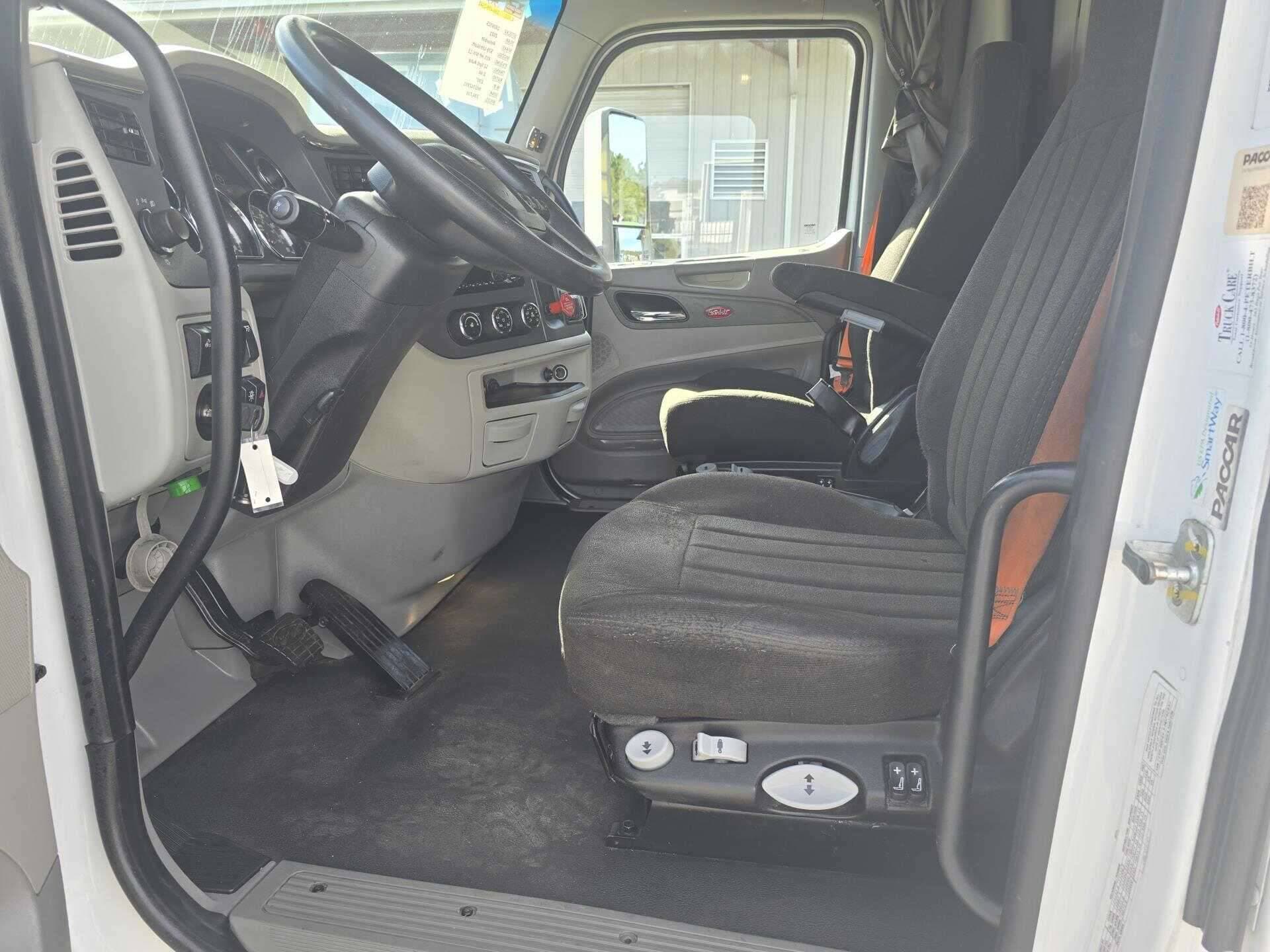 2021 Peterbilt 579 image 3