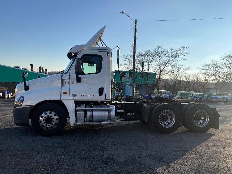 2018 Freightliner Cascadia image 2