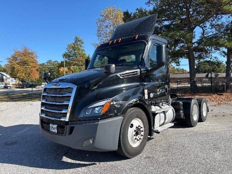 2019 Freightliner Cascadia 126 Day Cab Truck - 450HP, 12 Speed Automatic image 3